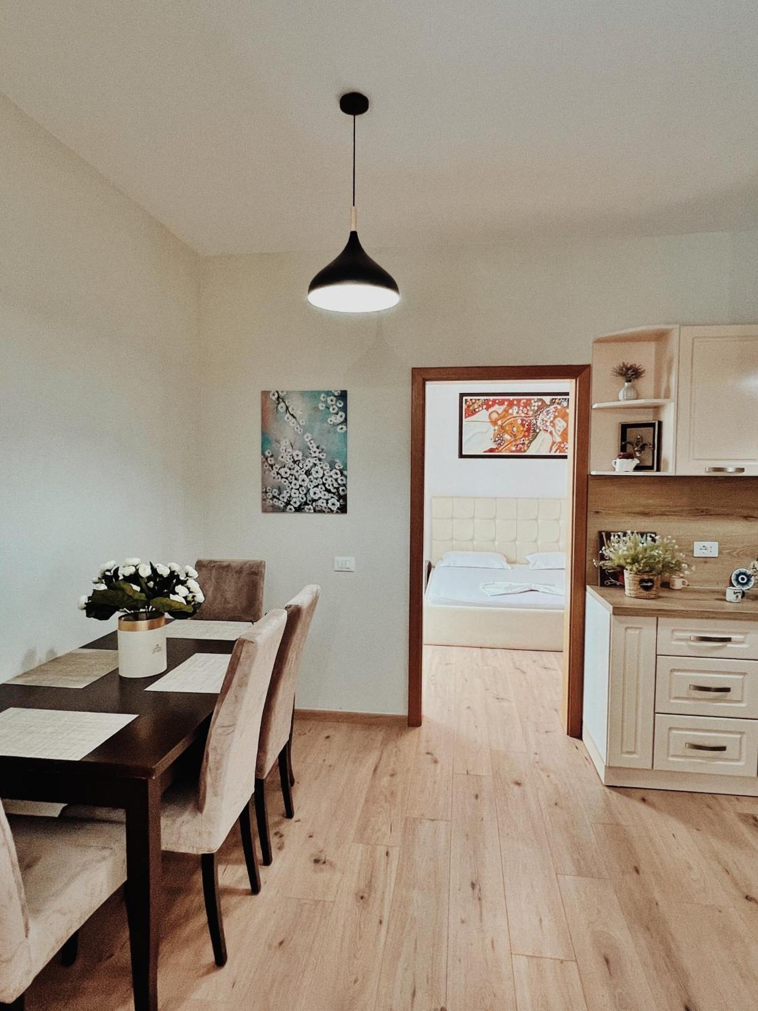 Cozy Rooftop - Your Home, Away From Home! Apartament